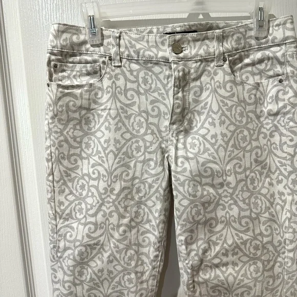 White House Black Market Gray and White Paisley Print Slim Ankle Jean Sz 6 NWOT - Picture 6 of 13